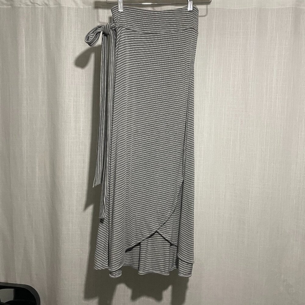 Gap grey + white striped true-wrap skirt, Small